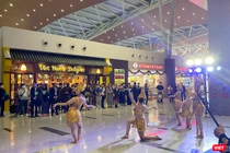 Biểu diễn nghệ thuật phục vụ du khách tại Nhà ga Quốc tế sân bay Đà Nẵng 