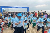 Giải chạy trực tiếp tại bãi biển Mỹ Khê, Đà Nẵng vào sáng 10/12 với hơn 1.000 vận động viên tham gia đường chạy, trong đó có 500 vận động viên nhí. 