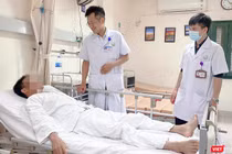 Bác sĩ thăm khám cho bệnh nhân trước khi cho xuất viện