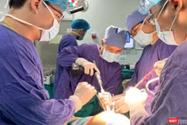 PGS.TS Nguyễn Mạnh Khánh - Phó Giám đốc Bệnh viện, Trưởng khoa Phẫu thuật Chi trên và Y học Thể thao Bệnh viện Hữu nghị Việt Đức - trực tiếp phẫu thuật thay toàn bộ khớp háng cho bệnh nhân người Pháp.