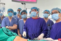 Ê kíp bác sĩ Bệnh viện Hữu nghị Việt Đức đang phẫu thuật cho bệnh nhân T.