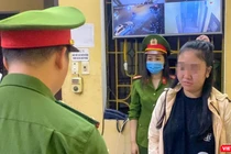 Công an TP Đà Nẵng tống đạt quyết định, thực hiện lệnh bắt giữ đối với Trần Thị H.A. tại Nam Định vào tối ngày 30/10