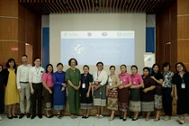 Đại diện Bộ Y tế Cam-pu-chia, Lào và Việt Nam chụp ảnh lưu niệm trong khuôn khổ chuyến tham quan mô hình Bệnh viện thực hành nuôi con bằng sữa mẹ xuất sắc tại Việt Nam.