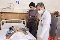 PGS.TS Nguyễn Mạnh Khánh thăm bệnh nhân sau ca phẫu thuật