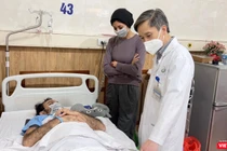 PGS.TS Nguyễn Mạnh Khánh thăm bệnh nhân sau ca phẫu thuật