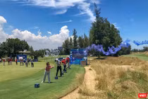 Đại diện ban tổ chức phát bóng khai mạc giải đấu BRG Open Golf Championship Danang 2022