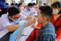 Các thầy thuốc trẻ khám cho trẻ em trong khuôn khổ lễ ra quân Hành trình Thầy thuốc trẻ làm theo lời Bác, tình nguyện vì sức khỏe cộng đồng năm 2022 diễn ra sáng ngày 14/5, tại TP Huế