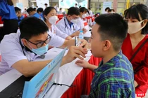 Các thầy thuốc trẻ khám cho trẻ em trong khuôn khổ lễ ra quân Hành trình Thầy thuốc trẻ làm theo lời Bác, tình nguyện vì sức khỏe cộng đồng năm 2022 diễn ra sáng ngày 14/5, tại TP Huế