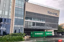 Khách sạn trên đường Bạch Đằng (Đà Nẵng) dùng container chằng chống cửa để ứng phó với bão Noru