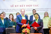 Đại diện Hiệp hội St. Bonifatius Hospitalgesellschaft Lingen e.V. (CHLB Đức) và ĐH Đông Á (Đà Nẵng) tại lễ ký kết