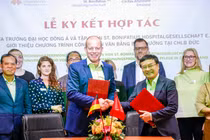 Đại diện Hiệp hội St. Bonifatius Hospitalgesellschaft Lingen e.V. (CHLB Đức) và ĐH Đông Á (Đà Nẵng) tại lễ ký kết