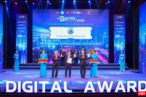 Đại diện TP Đà Nẵng nhận giải thưởng “Cơ quan Nhà nước chuyển đổi số xuất sắc” với nền tảng Công dân số Đà Nẵng.