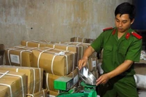 Cơ quan chức năng phát hiện đường hóa học, chất tạo ngọt chưa rõ nguồn gốc - Ảnh: Ngọc Lê