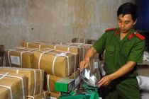 Cơ quan chức năng phát hiện đường hóa học, chất tạo ngọt chưa rõ nguồn gốc - Ảnh: Ngọc Lê