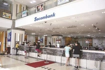 Khách hàng giao dịch tại Sacombank. Ảnh: Thành Hoa