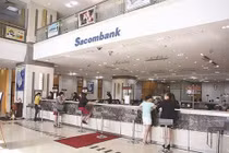 Khách hàng giao dịch tại Sacombank. Ảnh: Thành Hoa