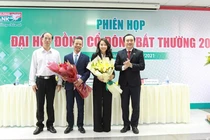 Ông Lê Hồng Phương (thứ 2 từ trái qua) và bà Trần Thị Thu Hằng vào HĐQT Kienlongbank (Nguồn: KLB)