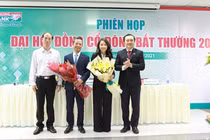 Ông Lê Hồng Phương (thứ 2 từ trái qua) và bà Trần Thị Thu Hằng vào HĐQT Kienlongbank (Nguồn: KLB)