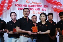 Bà La Mỹ Phượng (bên phải) trong một sự kiện của Công ty 4 Oranges