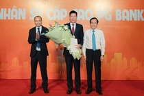 Tân Quyền Tổng giám đốc PG Bank Phạm Mạnh Thắng (giữa) và tân Chủ tịch HĐQT PG Bank Nguyễn Phi Hùng (trái). Ảnh: PG Bank