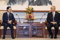 Chủ tịch nước Võ Văn Thưởng (trái) hội kiến Chánh Văn phòng Trung ương đảng Cộng sản Trung Quốc Thái Kỳ (Ảnh: TTXVN)