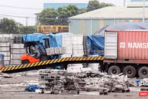 Kho nhôm trong cảng cảng PTSC Phú Mỹ đang được dịch chuyển đi địa điểm khác. Đích đến là trụ sở công ty Nhôm Toàn cầu ở Khu công nghiệp Mỹ Xuân B1 – Conac. 