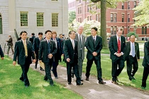 Thủ tướng Phan Văn Khải thăm Đại học Harvard nhân chuyến công du lịch sử đến Hoa Kỳ năm 2005. Đi bên trái Thủ tướng Phan Văn Khải là ông Thomas Vallely, Giám đốc Chương trình Việt Nam tại Harvard, ông Nguyễn Xuân Thành và Ben Wilkinson (cà vạt đỏ)