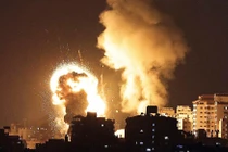 Israel pháo kích vào dải Gaza để trả đũa Hamas bắn rocket vào lãnh thổ nước này ngày 12/5/2021. Ảnh: AFP