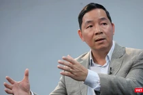 Tiến sĩ Vũ Thành Tự Anh, Giám đốc Trường Chính sách Công và Quản lý Fulbright thuyết trình về hy sinh kinh tế để chống Covid-19