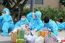 Dù đã trải qua hơn 100 ngày giãn cách nhưng TP.HCM vẫn phát hiện hàng ngàn ca nhiễm mới mỗi ngày. Ảnh chụp tại khu cách ly bệnh viện dã chiến ở TP.Thủ Đức. Ảnh: GVT.