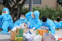 Dù đã trải qua hơn 100 ngày giãn cách nhưng TP.HCM vẫn phát hiện hàng ngàn ca nhiễm mới mỗi ngày. Ảnh chụp tại khu cách ly bệnh viện dã chiến ở TP.Thủ Đức. Ảnh: GVT.