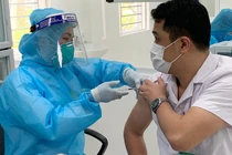 Việt Nam đang huy động tất cả nguồn lực với hy vọng đủ vaccine tiêm cho đại đa số người dân. Ảnh: báo Nhân dân.