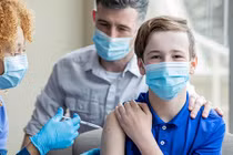 Các nước đang ra sức đẩy mạnh chiến dịch tiêm chủng để có thể kiểm soát đại dịch Covid-19. Ảnh: Reuters