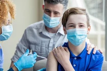 Các nước đang ra sức đẩy mạnh chiến dịch tiêm chủng để có thể kiểm soát đại dịch Covid-19. Ảnh: Reuters