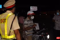 Một người dân được lực lượng liên ngành nhắc nhở, giải thích lúc 18h45' ngày 26/7 tại chống kiểm soát liên ngành trên đường Đỗ Xuân Hợp, TP Thủ Đức (TP.HCM). Ảnh:GVT.