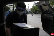 Bùi Văn Nghĩa tự nguyện làm một "shipper bất đắc dĩ" nhiều tháng nay khi Sài Gòn lâm trọng bệnh vì dịch COVID-19. Ảnh: GVT. 