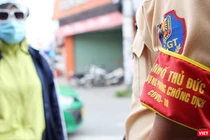 Lực lượng chức năng ở TP. Thủ Đức căng mình cả ngày lẫn đêm để thực hiện giãn cách xã hội. Ảnh: GVT.