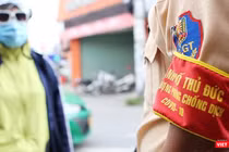 Lực lượng chức năng ở TP. Thủ Đức căng mình cả ngày lẫn đêm để thực hiện giãn cách xã hội. Ảnh: GVT.