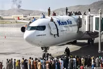Cảnh hỗn loạn tại sân bay khi Kabul thất thủ (Ảnh: DW)