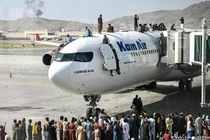 Cảnh hỗn loạn tại sân bay khi Kabul thất thủ (Ảnh: DW)