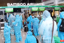 Chi phí 5 chuyến bay đón công dân từ TP. Hồ Chí Minh và các tỉnh phía Nam có nguyện vọng trở về Hà Tĩnh được trích từ Quỹ Phòng, chống dịch COVID-19 tỉnh. Tập đoàn FLC thông qua Hãng Hàng không Bamboo Airway hỗ trợ giảm 50% chi phí (tương ứng số tiền 1,3 tỷ đồng). Ảnh: GVT.