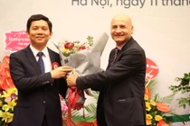 Ông Bùi Nhật Quang (trái) vừa được bổ nhiệm Chủ tịch Viện Hàn lâm KHXH Việt Nam