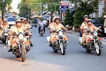 Trên các lĩnh vực giao thông đường bộ, đường sắt, đường thủy, CSGT tập trung lực lượng tuần tra kiểm soát, xử lý nghiêm các hành vi vi phạm trật tự an toàn giao thông.