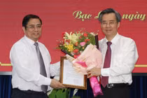 Ông Nguyễn Quang Dương (bên phải) nhận quyết định tại buổi lễ (Ảnh: VTV)