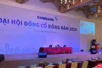 Cả 2 phiên họp ĐHĐCĐ mà Eximbank tổ chức hôm 30/6 đều dùng chung "backdrop"