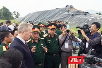 Thứ trưởng Bộ Quốc phòng Việt Nam Thượng tướng Nguyễn Chí Vịnh và Đại sứ Hoa Kỳ tại Việt Nam Ted Osius tại buổi khởi công Giai đoạn 2 xủ lý dioxin tại Sân bay Đà Nẵng