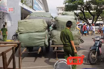 Hàng trăm bao hàng hóa gồm quần áo, giày, dép… chất trong các toa cuối tàu SE19 được cơ quan chức năng nghi nhập lậu từ Trung Quốc.