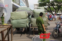 Hàng trăm bao hàng hóa gồm quần áo, giày, dép… chất trong các toa cuối tàu SE19 được cơ quan chức năng nghi nhập lậu từ Trung Quốc.