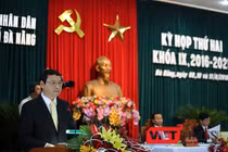 Ông Hồ Kỳ Minh, Phó Chủ tịch UBND TP Đà Nẵng trình bày báo cáo tại Kỳ họp thứ 2 HĐND TP Đà Nẵng khóa IX, nhiệm kỳ 2016-2021 diễn ra sáng 9/8.