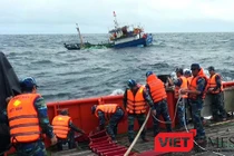 Tàu Cảnh sát biển Vùng 2 vừa cứu nạn thành công tàu cá và 8 ngư dân Đà Nẵng bị nạn trên biển